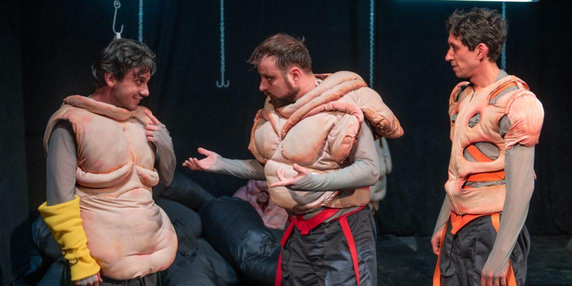 У НАРОДНОМ ПОЗОРИШТУ У НИШУ ГЛУМЦИ И АУТОРИ О ПРЕДСТАВИ „ПРАСЕТИНА НА 178 НАЧИНА“