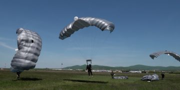 ТРАГЕДИЈА НА НИШКОМ АЕРОДРОМУ: ПОГИНУО ПРИПАДНИК 63. ПАДОБРАНСКЕ БРИГАДЕ ПРИЛИКОМ ТРЕНАЖНОГ СКОКА 23 AM PRESS