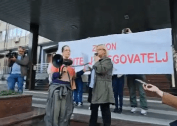 РОДИТЕЉИ ПРОТИВ ЋУТАЊА СИСТЕМА: „НЕЋЕМО БИТИ НЕВИДЉИВИ!“ (ВИДЕО)