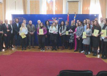 ДВАДЕСЕТЧЕТВОРО НАЈБОЉИХ ДОБИЛО НОВЧАНЕ НАГРАДЕ И ПРИЗНАЊА (ВИДЕО)