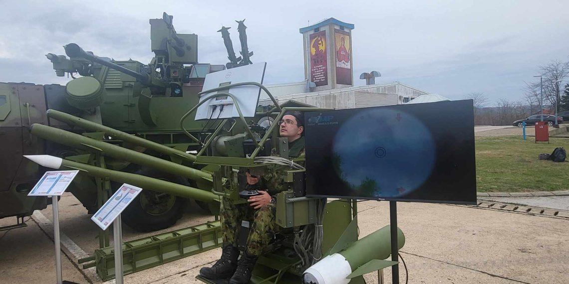 ПРЕДСТАВЉЕН МОЋНИ ДРОН УБИЦА ВУЧИЋ СА АЛИЈЕВИМ НА ПРИКАЗУ