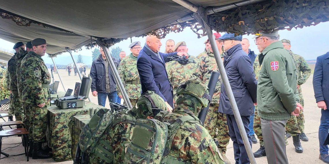 ПРЕДСТАВЉЕН МОЋНИ ДРОН УБИЦА ВУЧИЋ СА АЛИЈЕВИМ НА ПРИКАЗУ