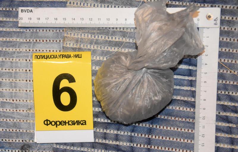 НИШ: ЗАПЛЕЊЕНИ АМФЕТАМИН И МДМА 26 AM PRESS