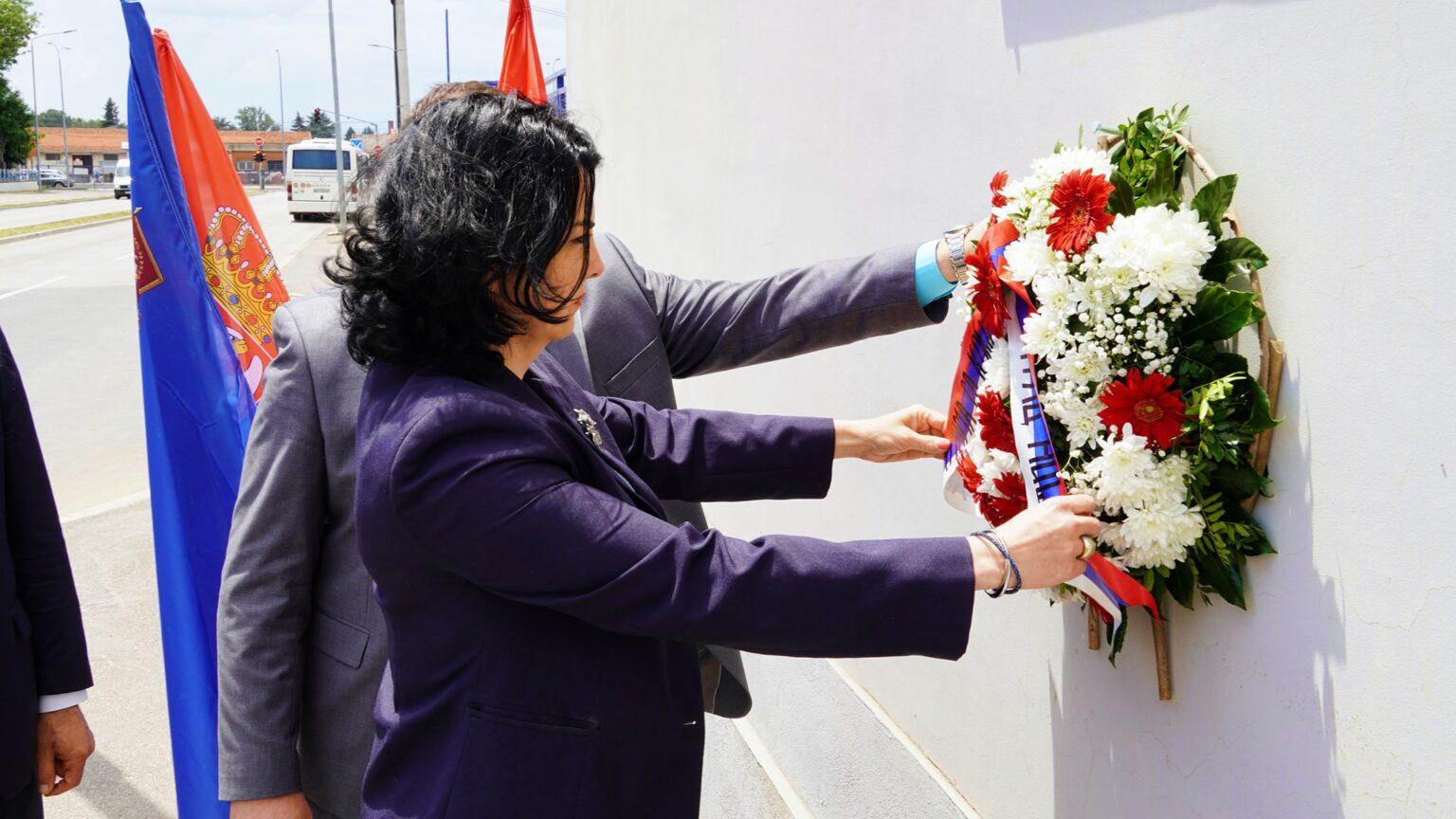 ПОЛОЖЕНИ ВЕНЦИ НА СПОМЕН ПЛОЧИ ЈУНАЦИМА СА КОШАРА ВИДЕО 26 DRAGANA SOTIROVSKI 1536X864 1 ПОЛОЖЕНИ ВЕНЦИ НА СПОМЕН ПЛОЧИ ЈУНАЦИМА СА КОШАРА ВИДЕО