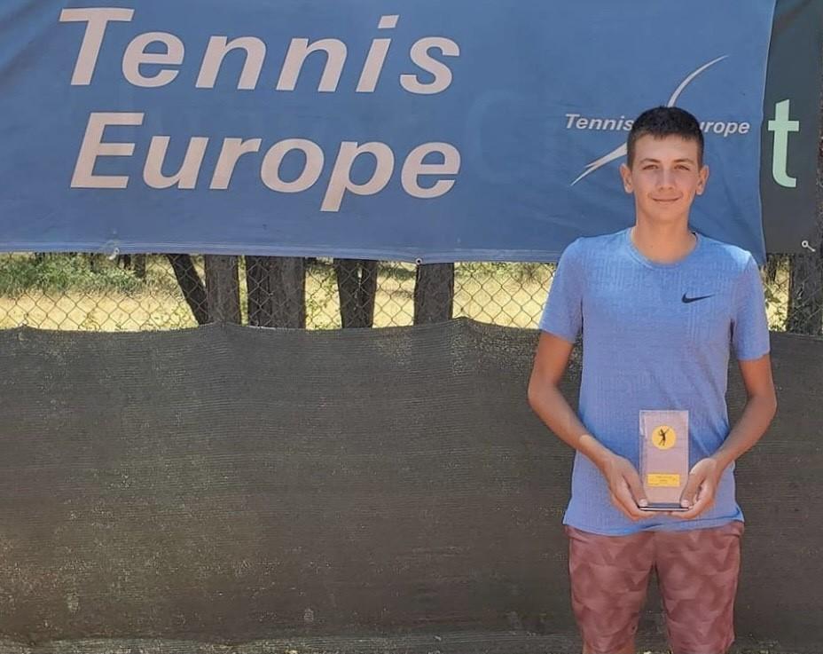 NIKOLA JOVIC TAZ SA TENNIS EUROPE TITULOM НИКОЛА ЈОВИЋ И АЊА СТАНКОВИЋ ОСВОЈИЛИ НОВЕ ТЕНИСКЕ ТИТУЛЕ