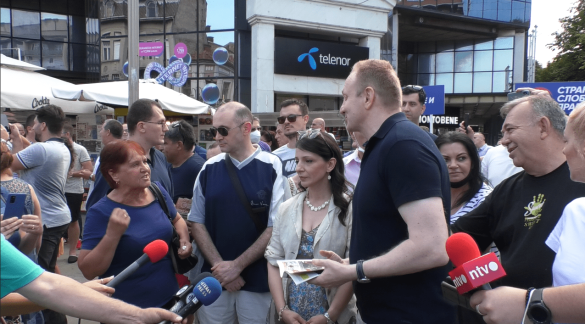 SCREENSHOT 11 МАРИНИКА ТЕПИЋ И ЂИЛАС У НИШУ: ПОЛИТИЧКИ БЛЕД И ВЕЋ ВИЂЕН НАСТУП ПРЕД ГРАЂАНИМА И НОВИНАРИМА (ВИДЕО)
