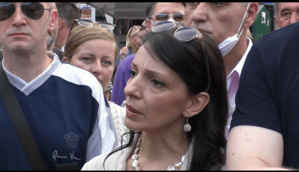 MARINIKA 1 МАРИНИКА ТЕПИЋ И ЂИЛАС У НИШУ: ПОЛИТИЧКИ БЛЕД И ВЕЋ ВИЂЕН НАСТУП ПРЕД ГРАЂАНИМА И НОВИНАРИМА (ВИДЕО)