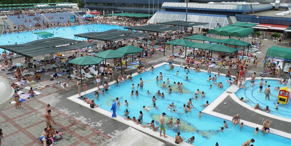 BAZENI CAIR СПАСИОЦИ ИЗВУКЛИ КУПАЧА ИЗ ВОДЕ СА СЛОМЉЕНИМ РЕБРИМА