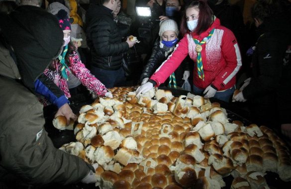 8 ЛОМЉЕЊЕ ЧЕСНИЦЕ У ОРГАНИЗАЦИЈИ ГРАДСКЕ ОПШТИНЕ МЕДИЈАНА И НИШКЕ ЕПАРХИЈЕ (ВИДЕО)