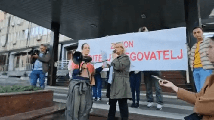 IMAGE2 1 РОДИТЕЉИ ПРОТИВ ЋУТАЊА СИСТЕМА: „НЕЋЕМО БИТИ НЕВИДЉИВИ!“ (ВИДЕО)