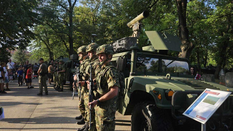 VOJSKA PRIKAZ NAORUZANJA СВЕЧАНЕ МАМОФЕСТАЦИЈЕ ШИРОМ ЗЕМЉЕ У ЧАСТ И САЛВУ СРПСКЕ ДРЖАВНОСТИ И ТРАДИЦИЈЕ